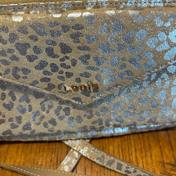 Lodis Tan & Silver Cheetah Print Wallet Convertible Crossbody Bag Like New!! - Picture 2 of 10